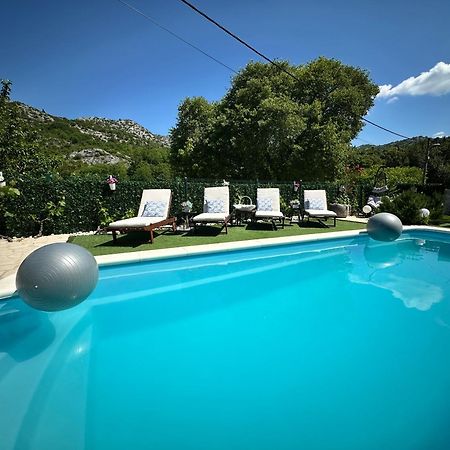 Villa Ivona With Swimming Pool And Jacuzzi Oslje Exterior foto