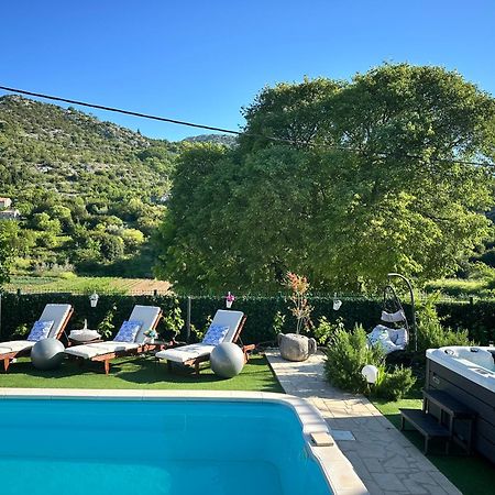 Villa Ivona With Swimming Pool And Jacuzzi Oslje Exterior foto