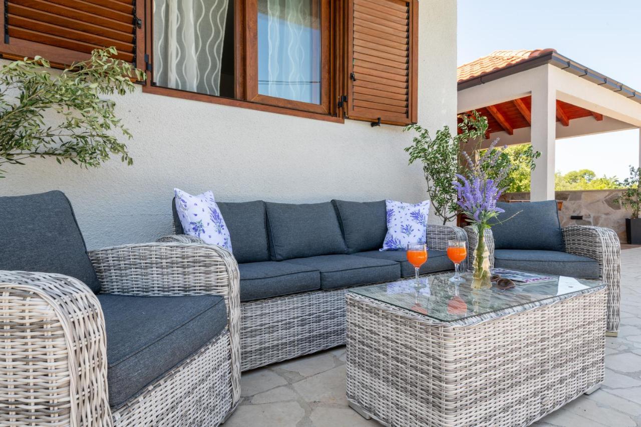 Villa Ivona With Swimming Pool And Jacuzzi Oslje Exterior foto