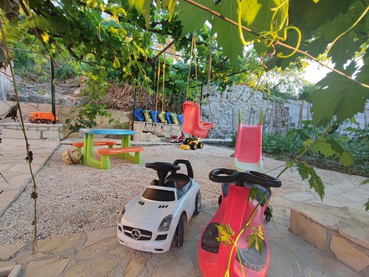 Villa Ivona With Swimming Pool And Jacuzzi Oslje Exterior foto