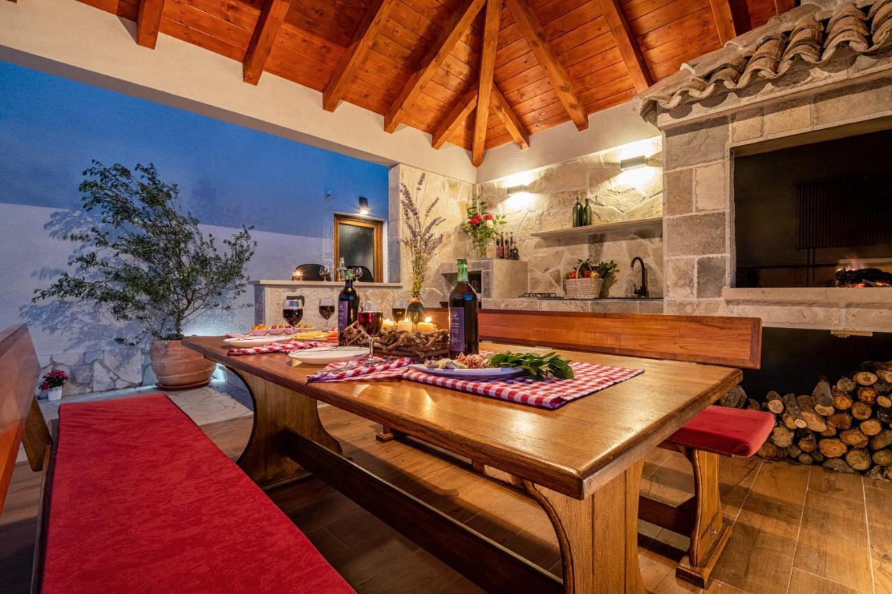 Villa Ivona With Swimming Pool And Jacuzzi Oslje Exterior foto