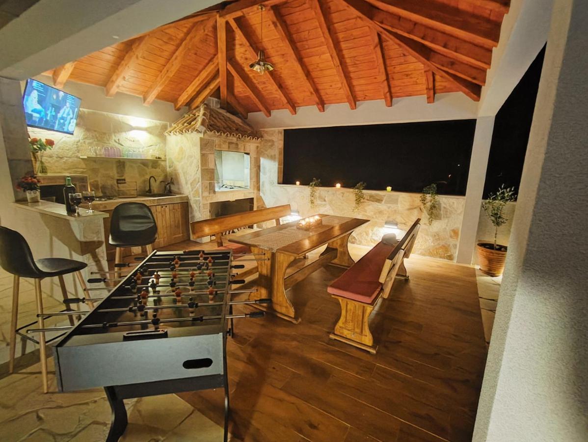 Villa Ivona With Swimming Pool And Jacuzzi Oslje Exterior foto