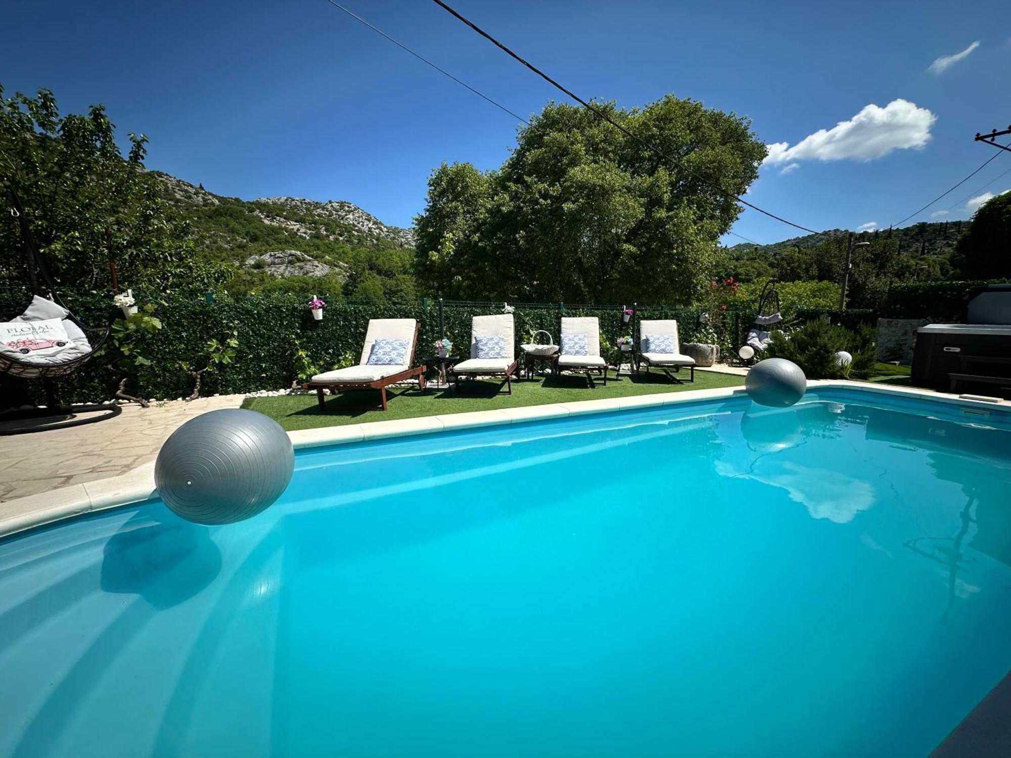 Villa Ivona With Swimming Pool And Jacuzzi Oslje Exterior foto