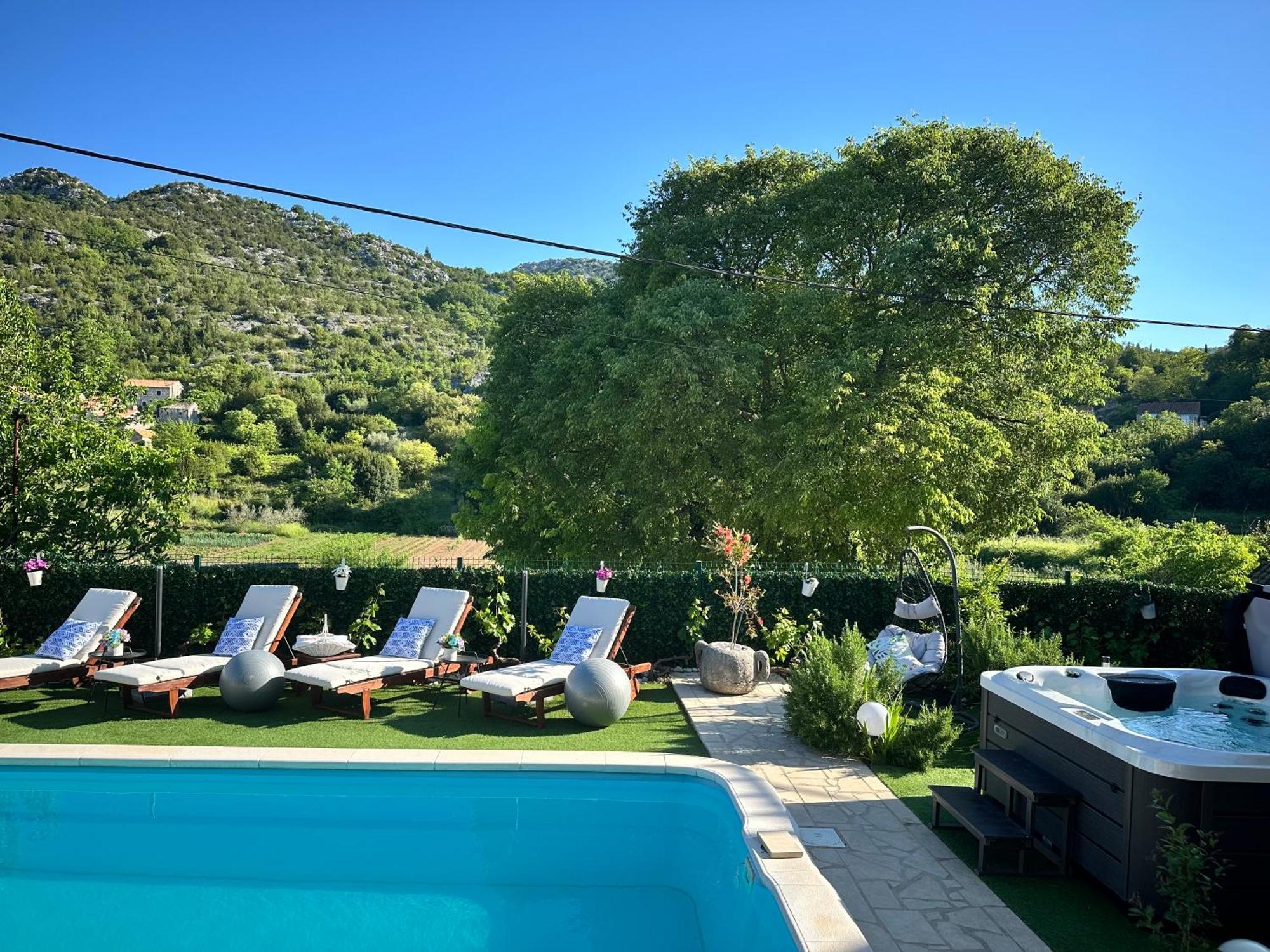 Villa Ivona With Swimming Pool And Jacuzzi Oslje Exterior foto