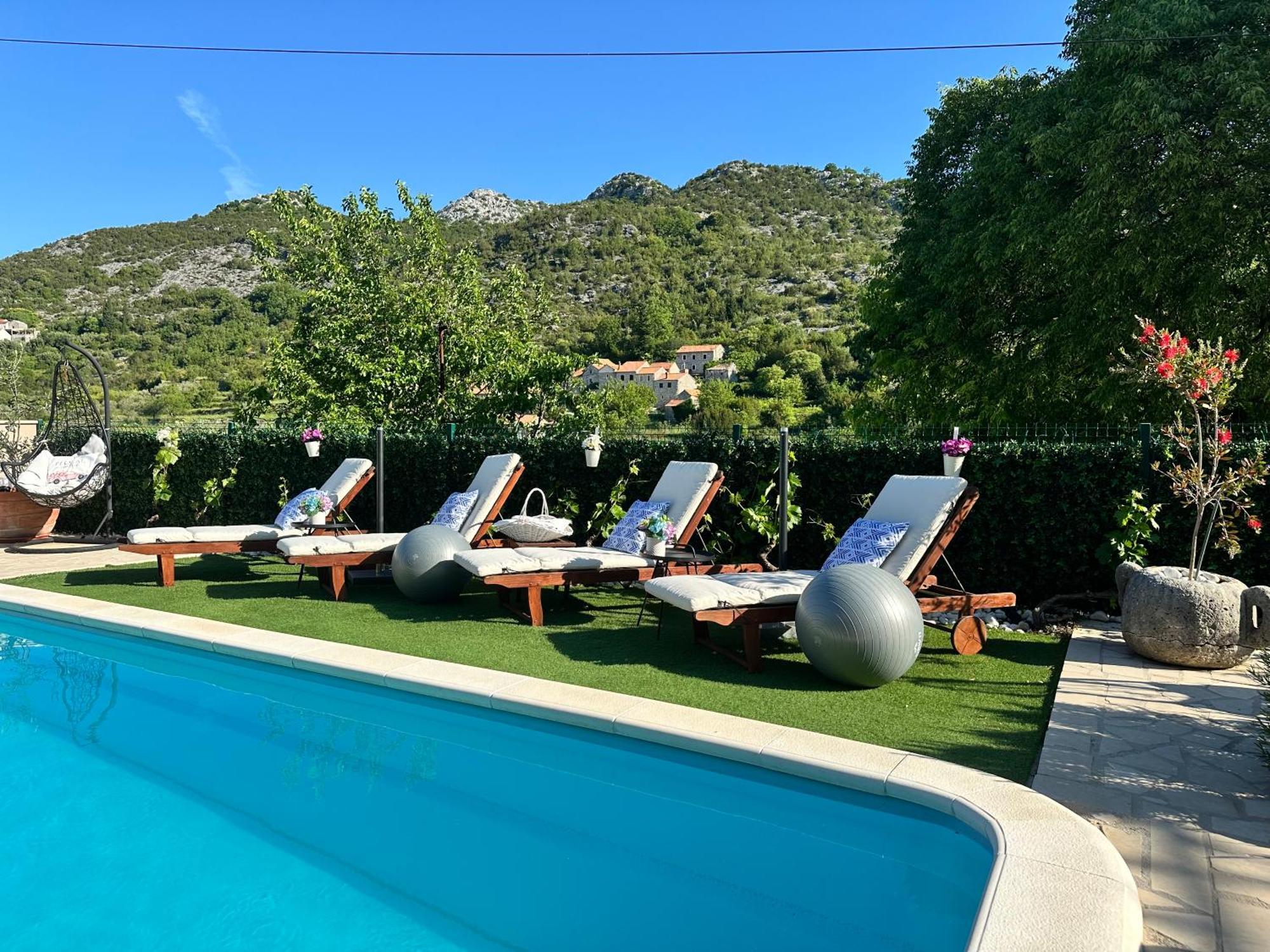 Villa Ivona With Swimming Pool And Jacuzzi Oslje Exterior foto