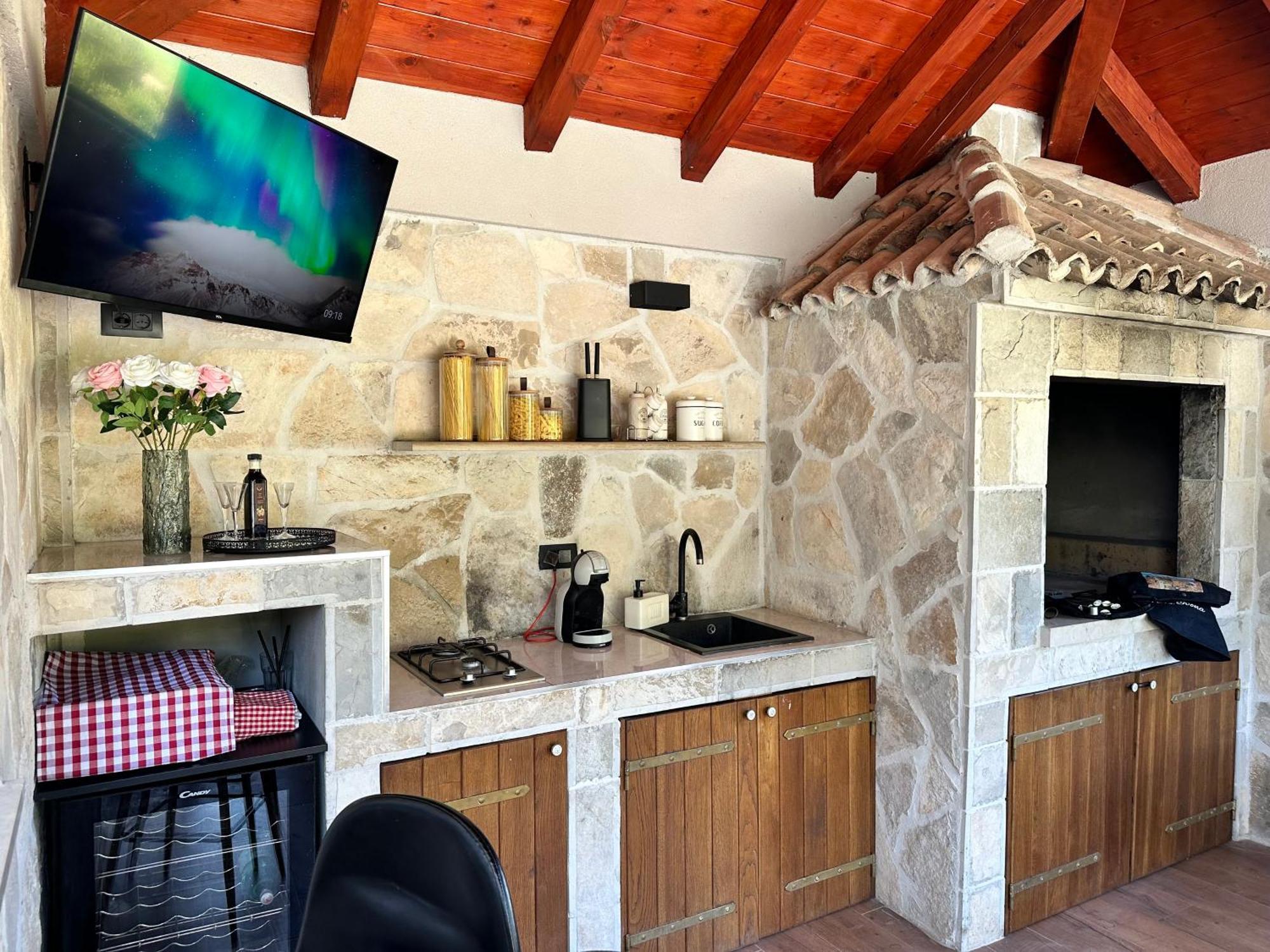 Villa Ivona With Swimming Pool And Jacuzzi Oslje Exterior foto
