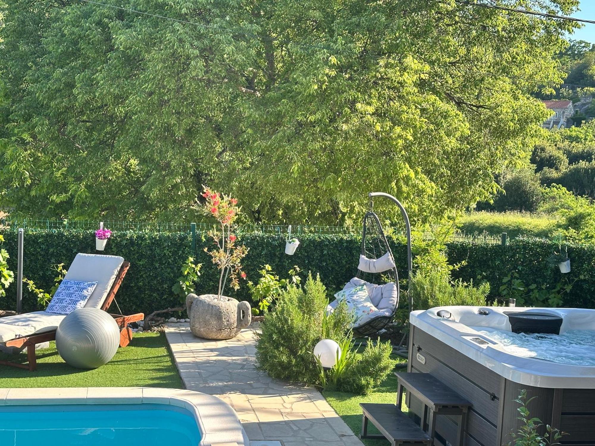 Villa Ivona With Swimming Pool And Jacuzzi Oslje Exterior foto